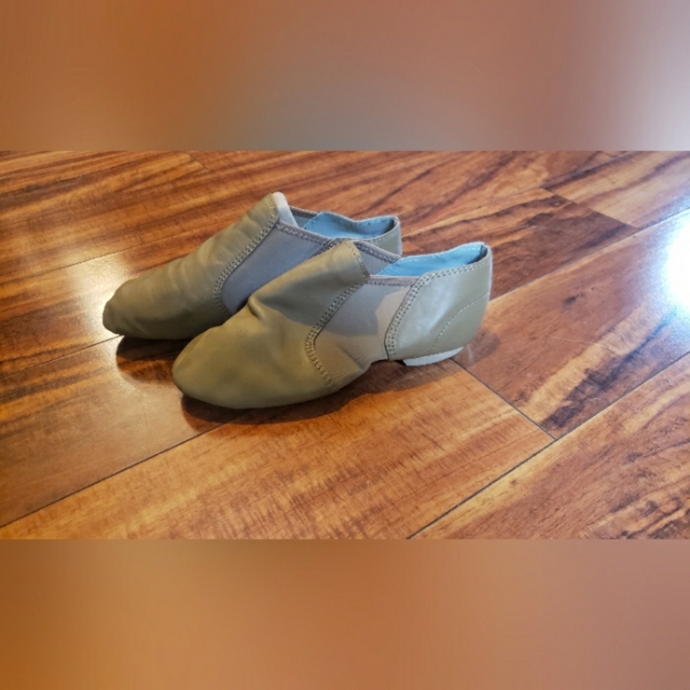 Beige / Tan Dance Class Jazz shoes size 7 Women's